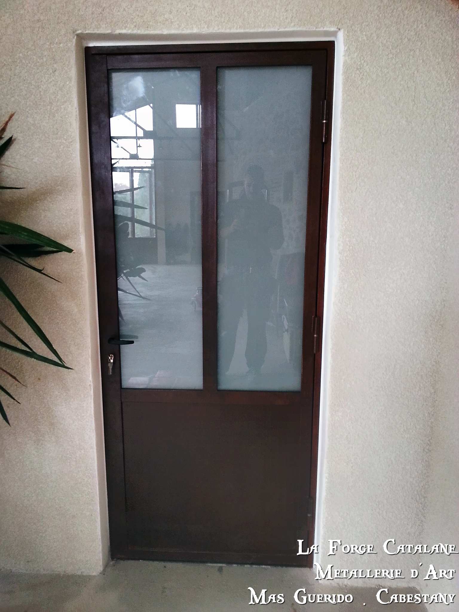 Porte fer rouille double vitrage opalescent forge catalane.jpg